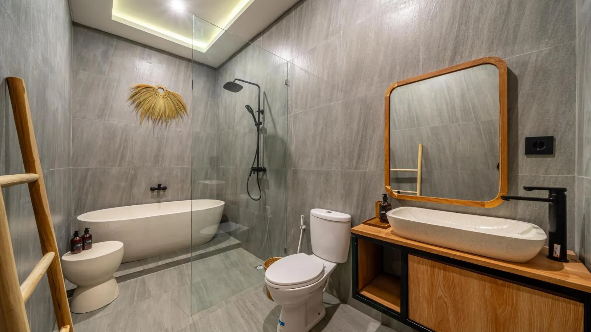 Exclusive Luxury Villa With Pool - Your Private Oasis Steps From The City Center! Kerobokan  Kerobokan (Bali)