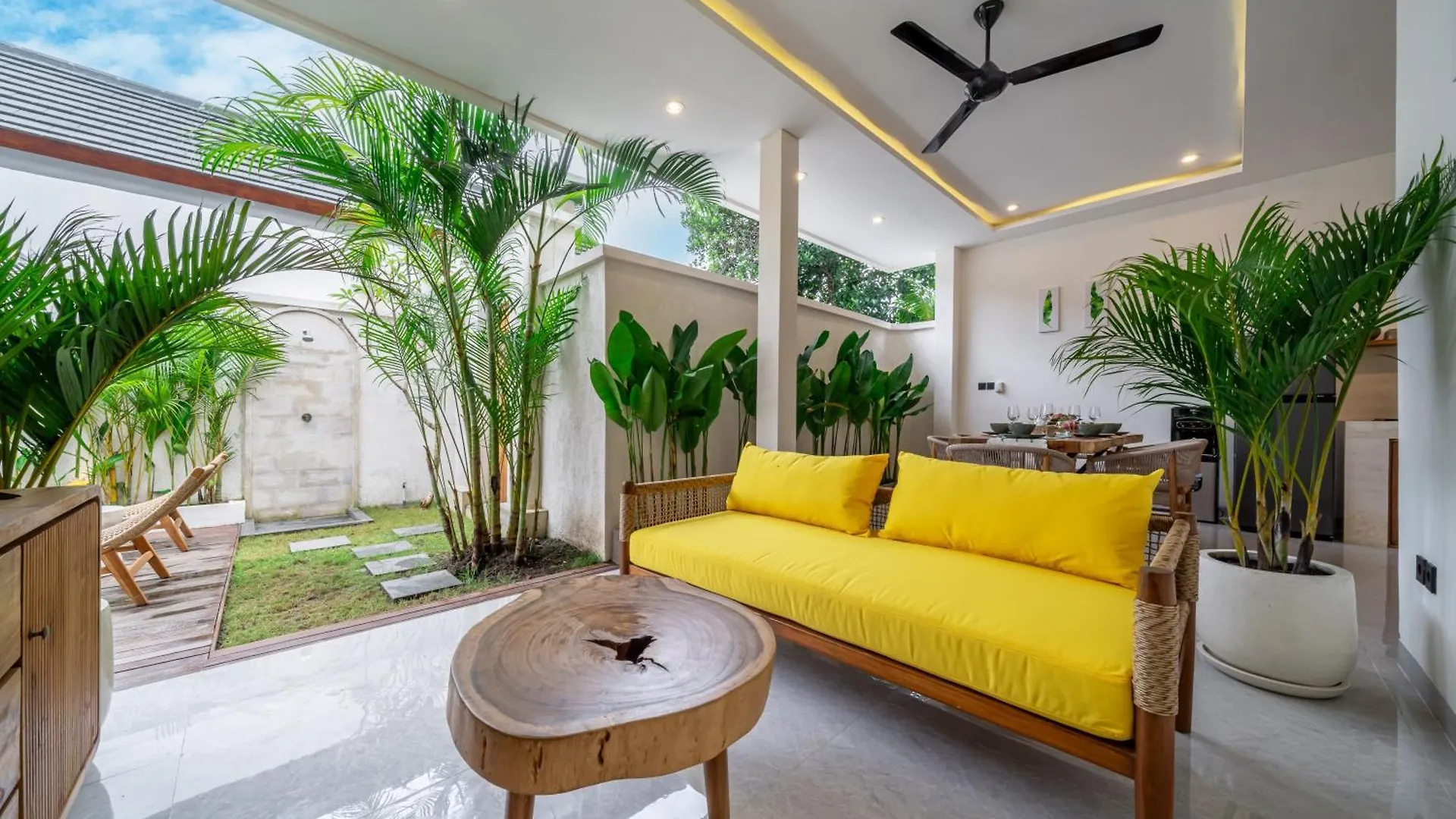 Exclusive Luxury Villa With Pool - Your Private Oasis Steps From The City Center! Kerobokan  Kerobokan (Bali)